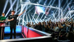 国外主播直播看LPL：被中国选手操作惊呆，直呼“这不科学”！